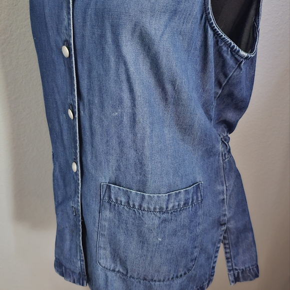 Soft denim Sleeveless button down Blouse - Picture 8 of 10